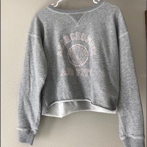Cute grey crewneck!!